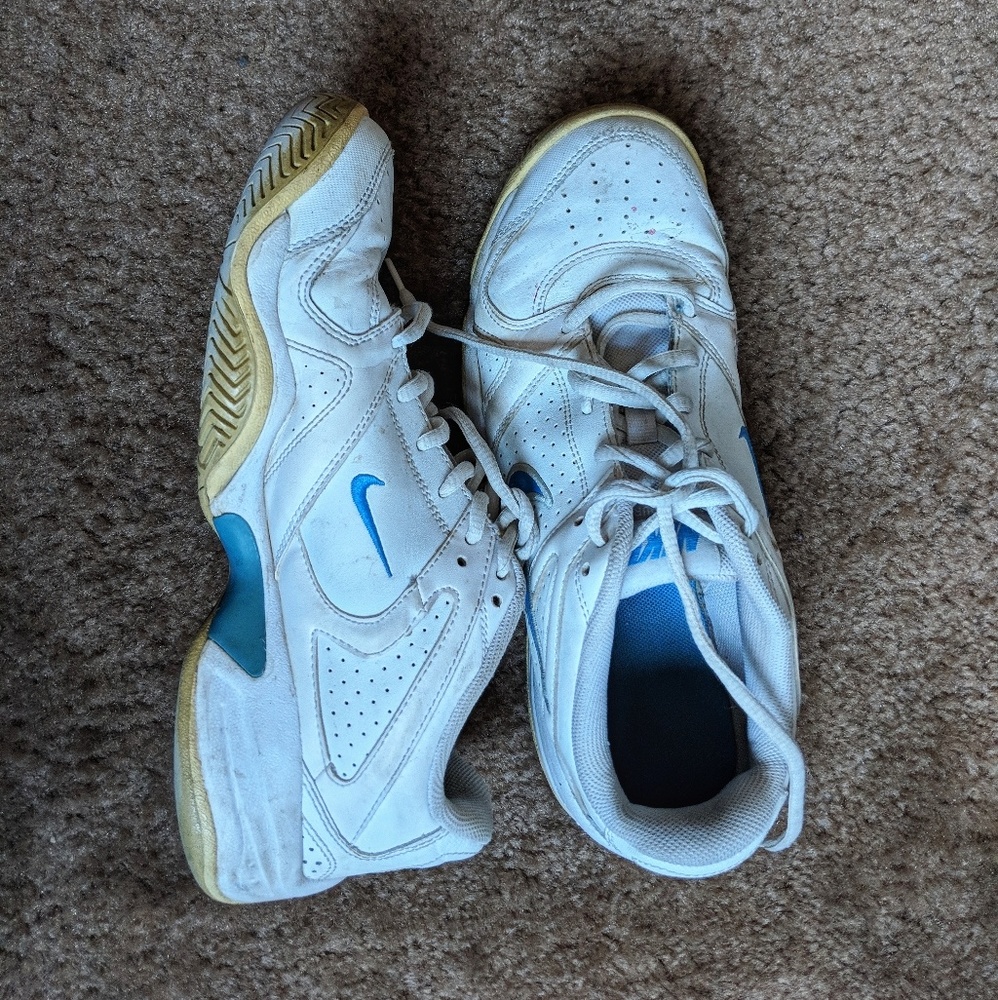 White Nike Tennis Court Shoes Size 9 🎾